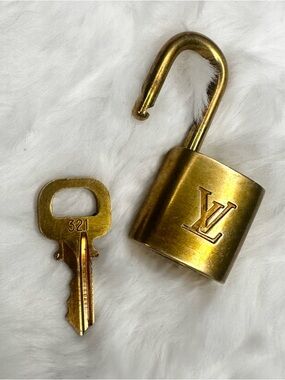 *LOUIS VUITTON* LV Monogram Lock & Key #321
